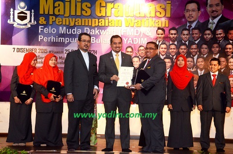 Abdul Hafiz Mat Tuah, menerima Anugerah Khas FMD Kategori Lelaki daripada Dato' Dr Asyraf Wajdi Dusuki