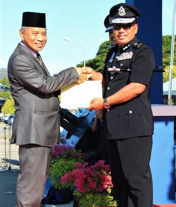 Pengarah YADIM Sabah terima penghargaan PDRM - Yayasan ...
