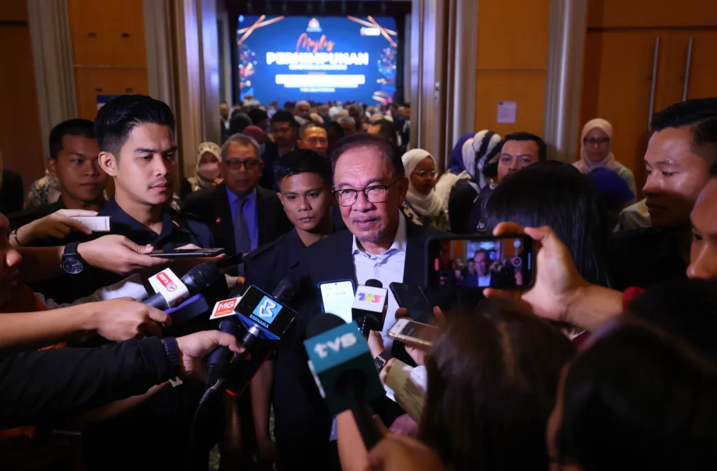 Perdana Menteri yang juga Menteri Kewangan Datuk Seri Anwar Ibrahim (tengah) ketika sidang media selepas menghadiri Perhimpunan Bulanan Kementerian Kewangan hari ini. –fotoBERNAMA