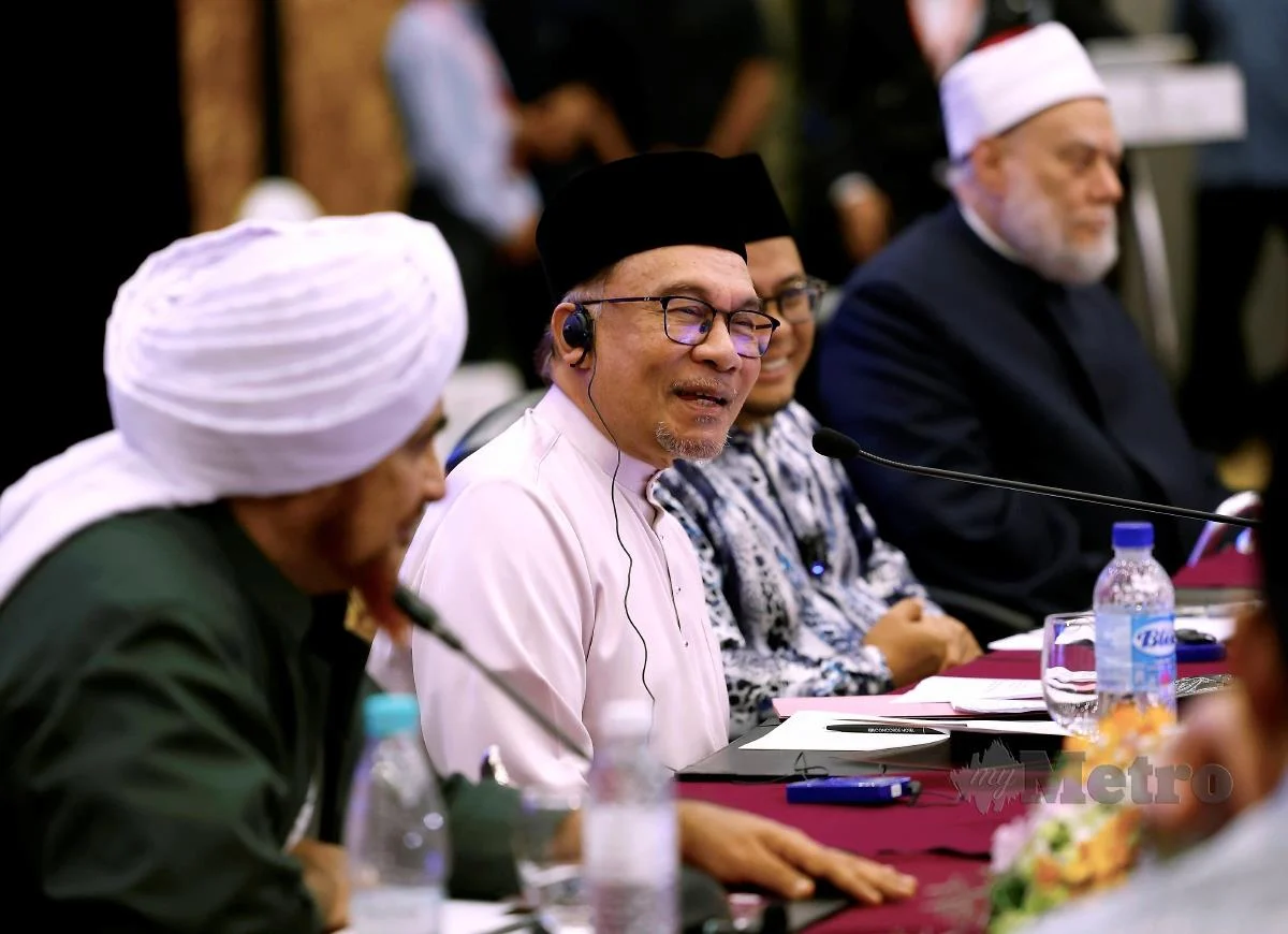 Anwar Ibrahim berucap pada Majlis Muzakarah dan Umara sempena Festival Turath Islami Selangor 2023, hari ini. FOTO BERNAMA