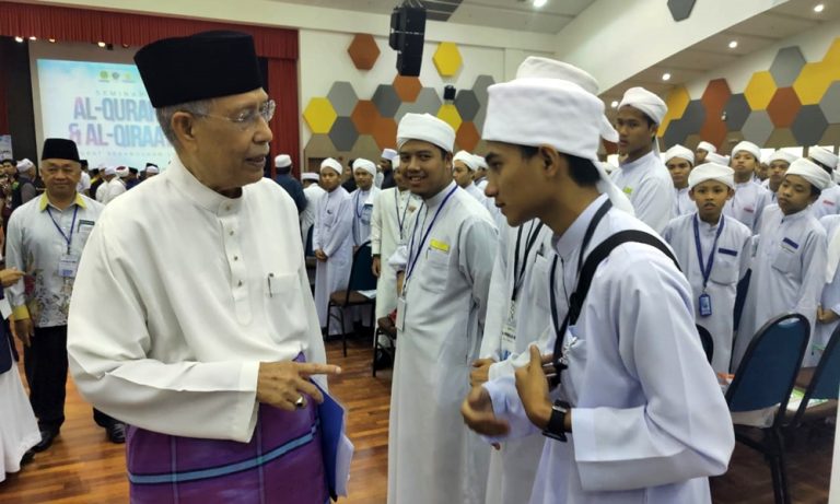 ABDUL Aziz Mohd. Yusof (kiri) bersama peserta Seminar Al-Quran dan Al-Qiraat peringkat Kebangsaan di UITM Puncak Alam, Kuala Selangor, Selangor, hari ini. - UTUSAN / ISKANDAR SHAH MOHAMED