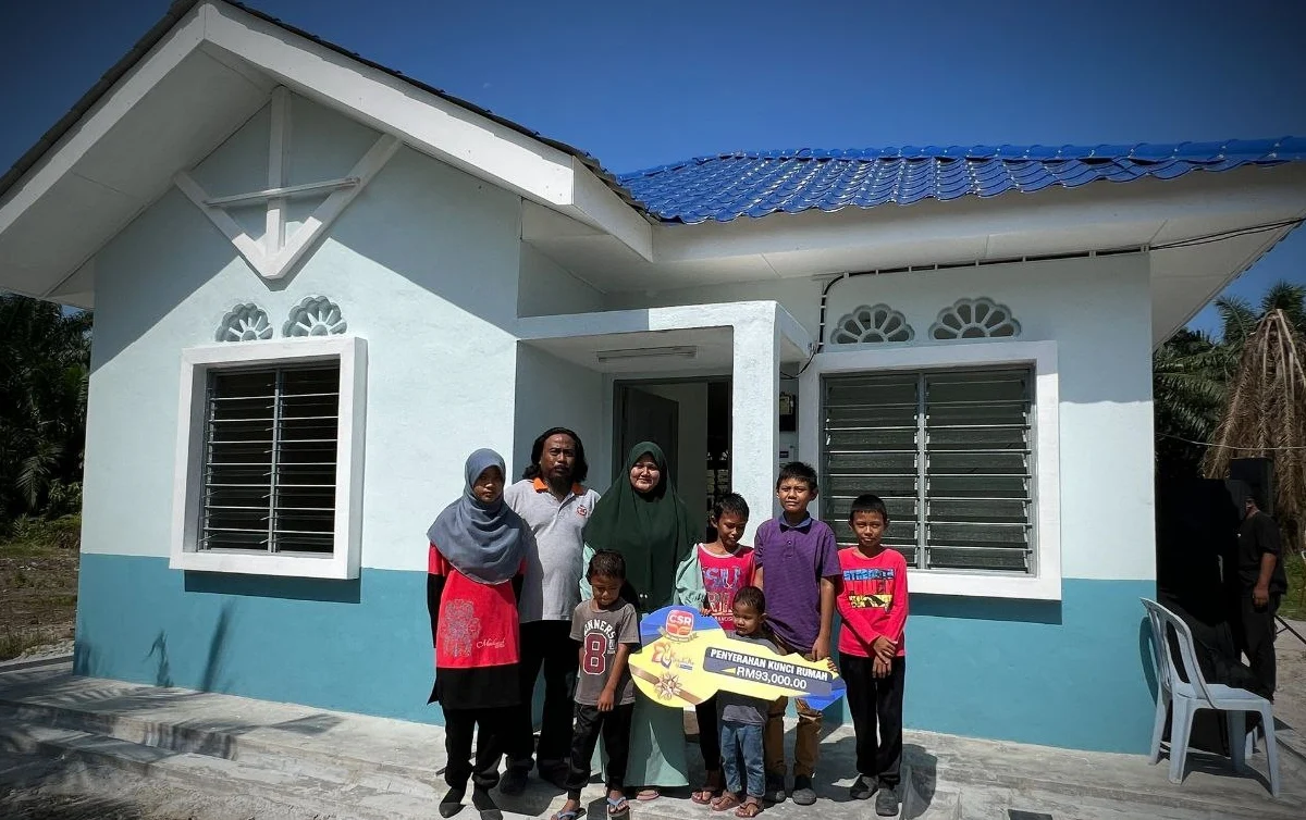 SALAH satu keluarga asnaf bersama rumah baru yang dibina oleh LZS hasil bayaran zakat umat Islam. FOTO ihsan LZS