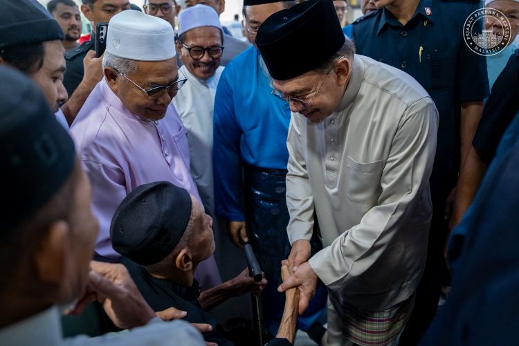 Anwar beramah mesra dengan jemaah ketika hadir menunaikan solat Jumaat di Masjid Saidina Hamzah. - FOTO FB Anwar Ibrahim